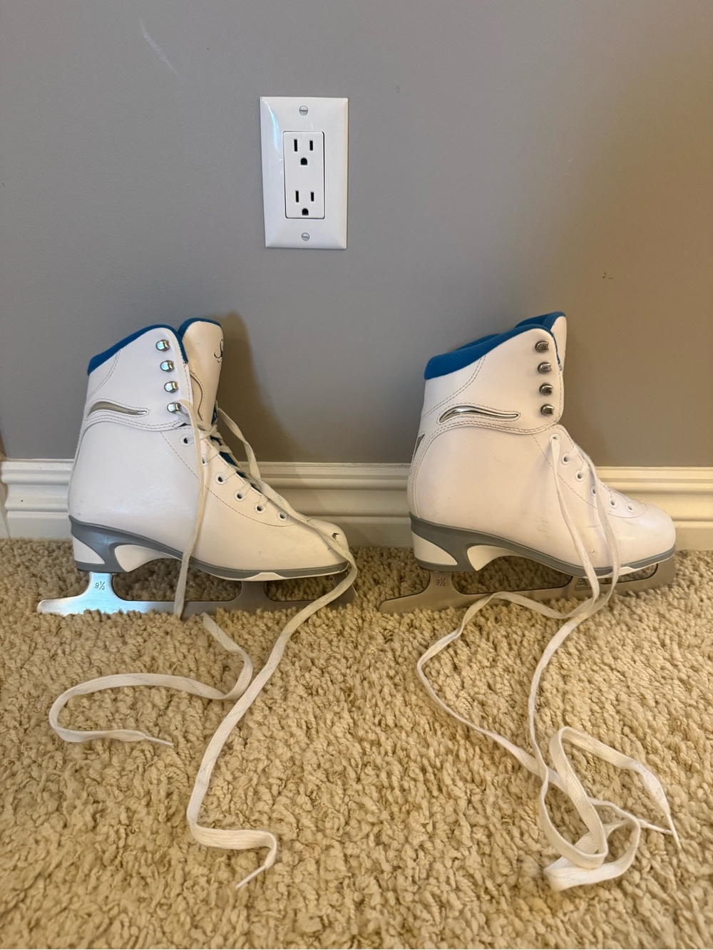 Jackson Ultima Finesse Ice Skates with Blue Accent